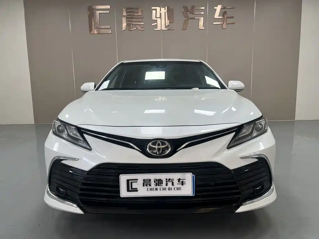 Toyota Camry — фото 2