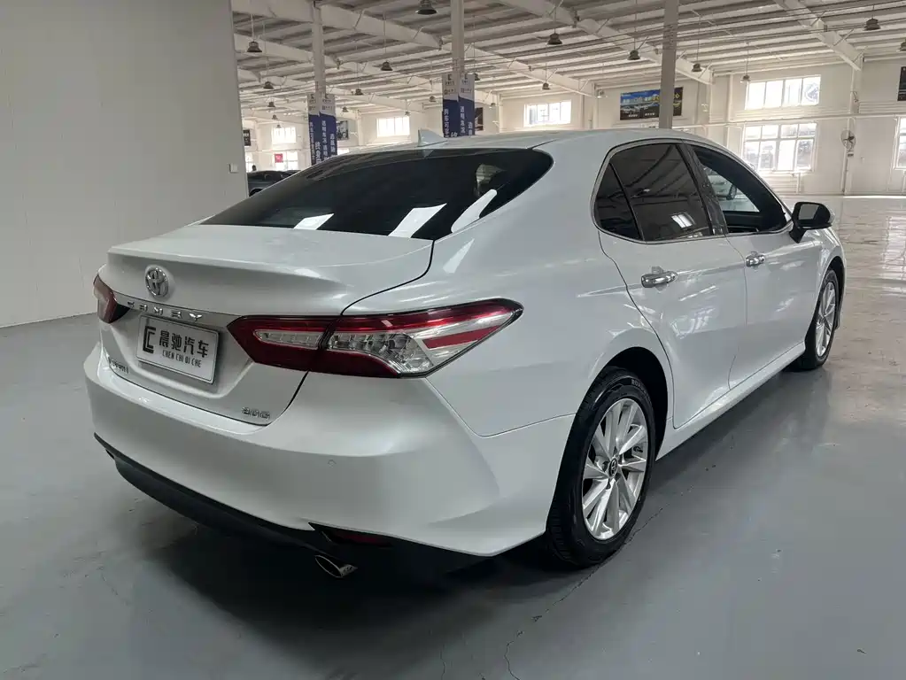 Toyota Camry — фото 4
