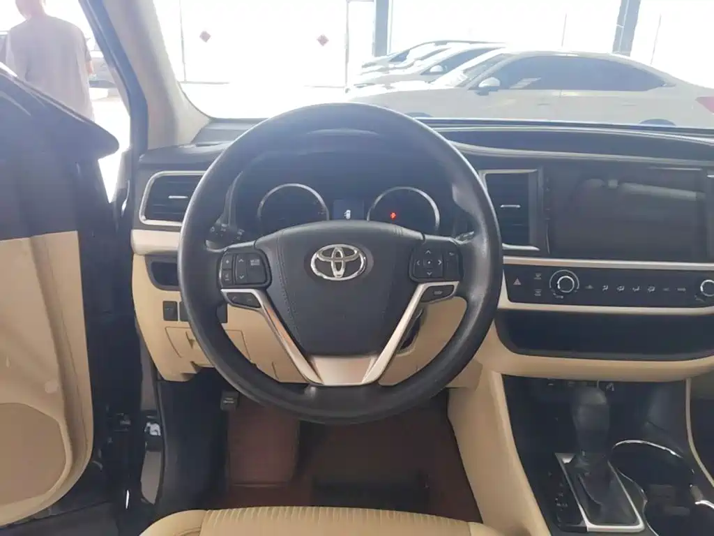 Toyota Highlander — фото 11