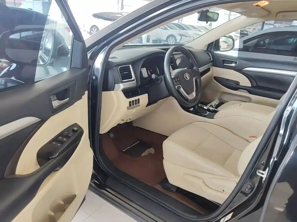Toyota Highlander — фото 16