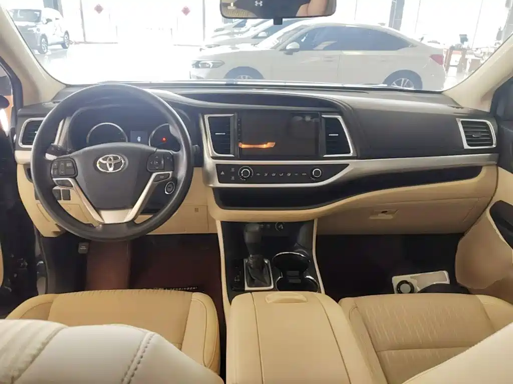 Toyota Highlander — фото 10