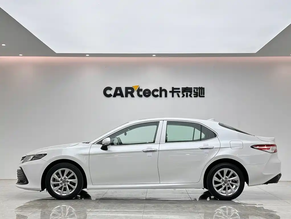 Toyota Camry — фото 2