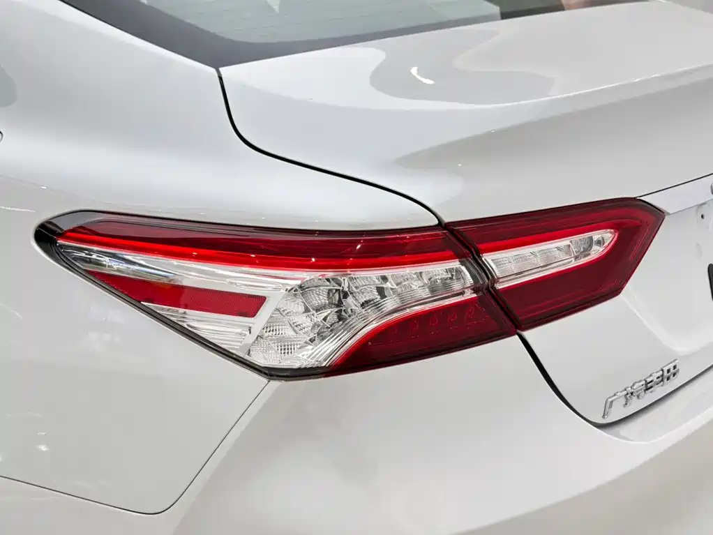 Toyota Camry — фото 18