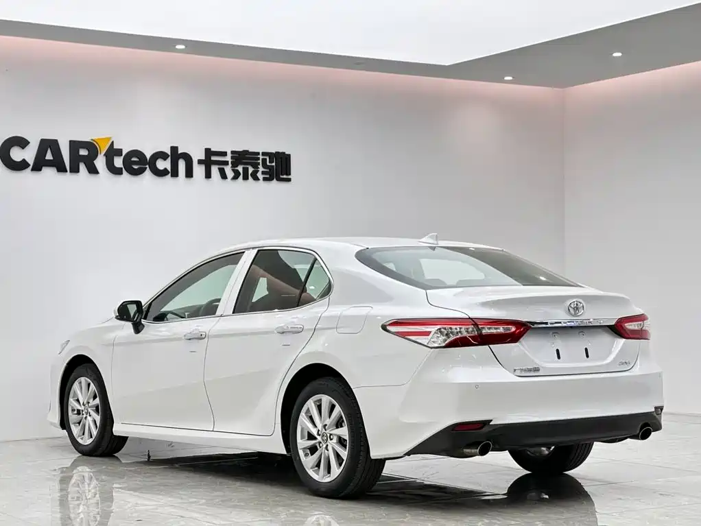 Toyota Camry — фото 3
