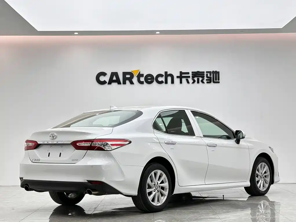 Toyota Camry — фото 5