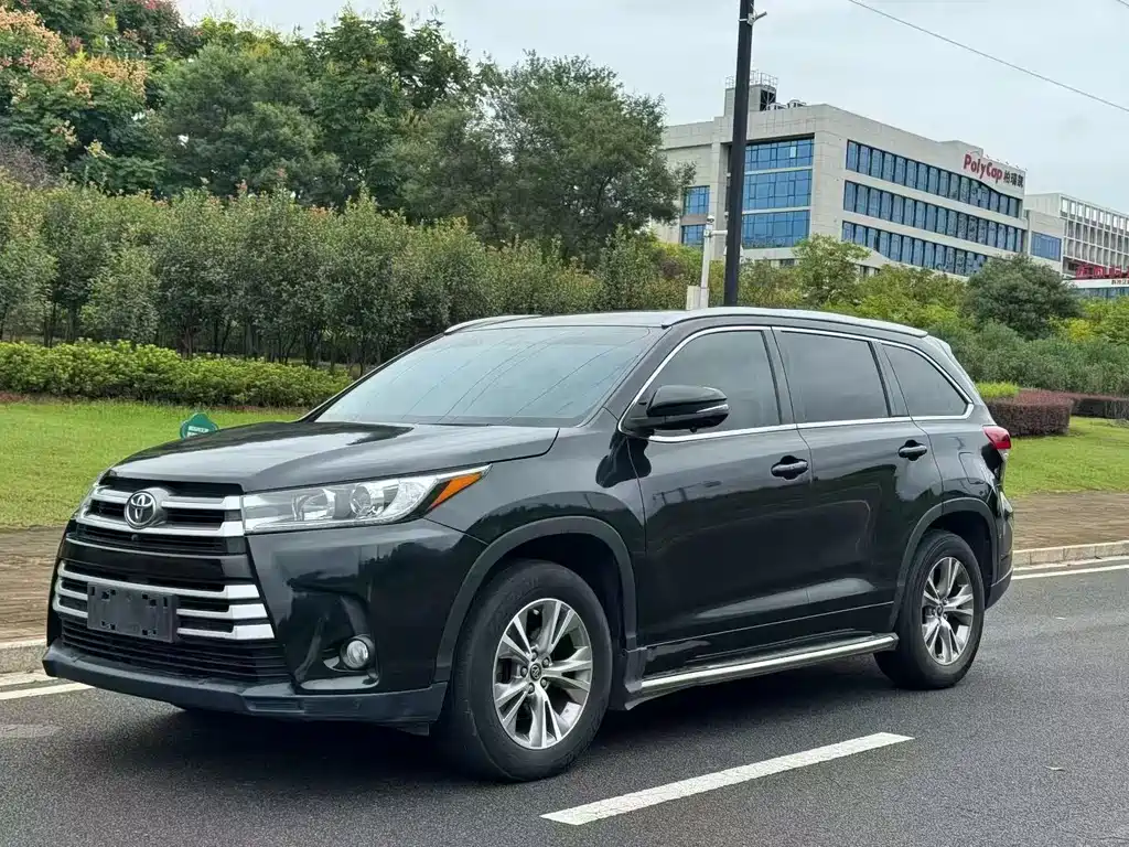 Toyota Highlander — фото 1