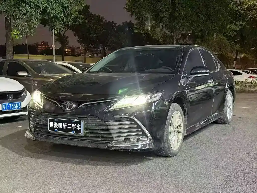 Toyota Camry — фото 1