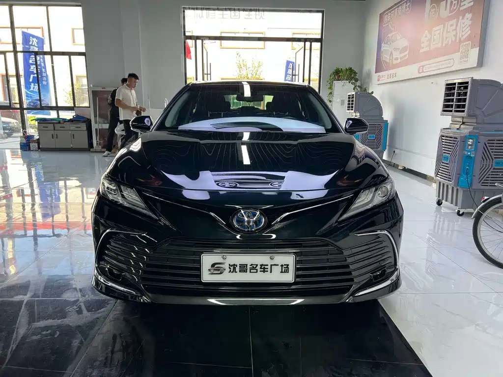 Toyota Camry — фото 2