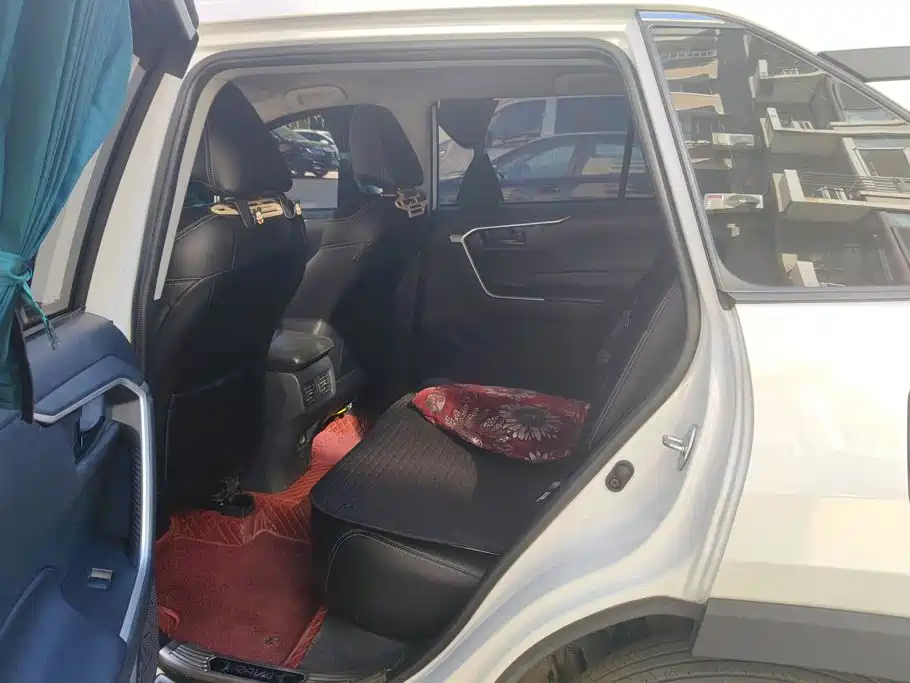 Toyota RAV4 — фото 11