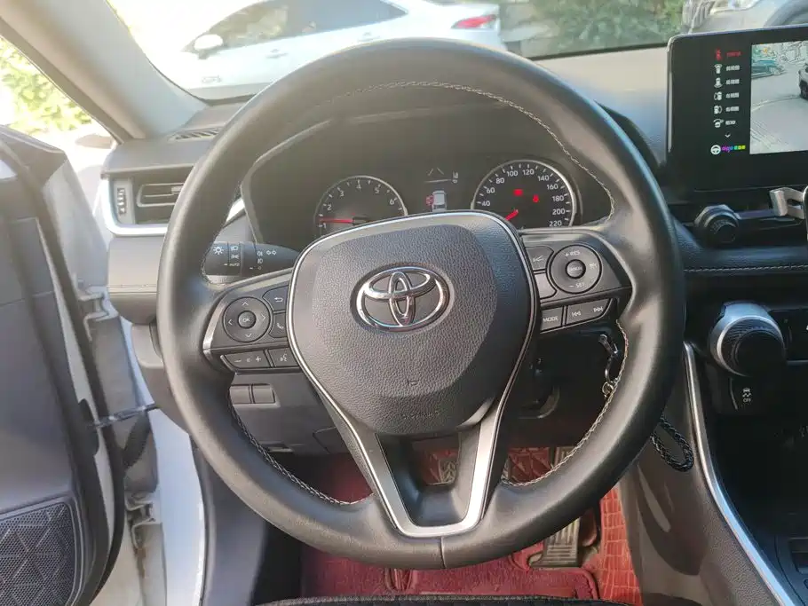 Toyota RAV4 — фото 15