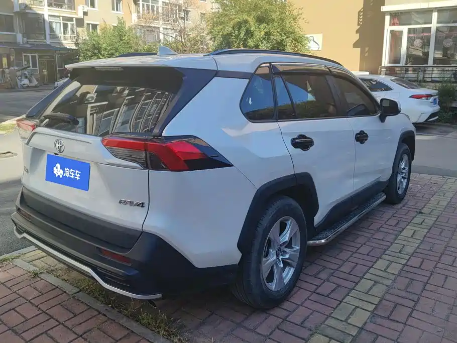 Toyota RAV4 — фото 3
