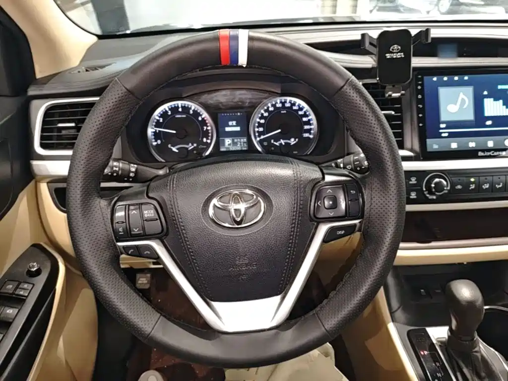 Toyota Highlander — фото 11