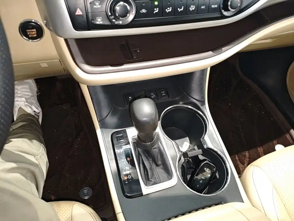 Toyota Highlander — фото 14