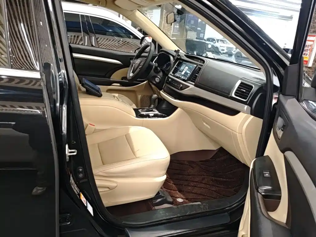 Toyota Highlander — фото 25