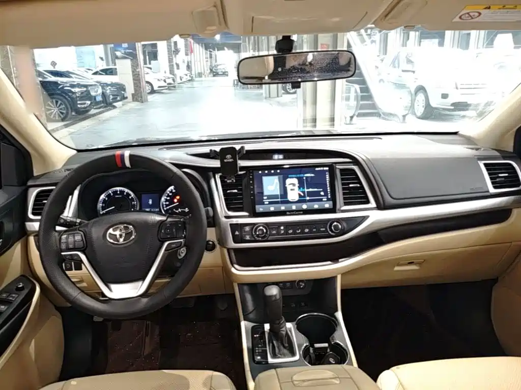 Toyota Highlander — фото 10