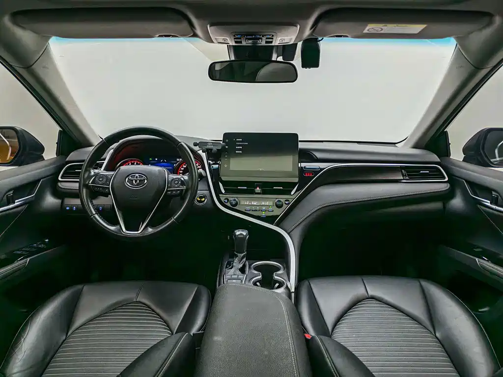 Toyota Camry — фото 11