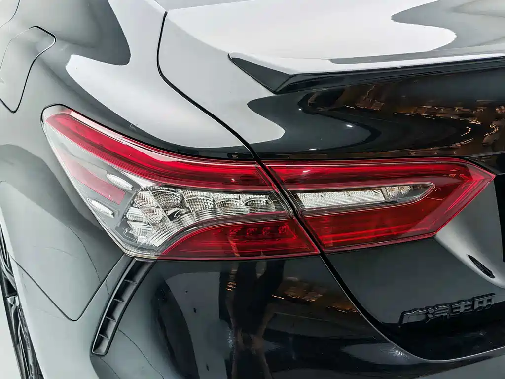 Toyota Camry — фото 15
