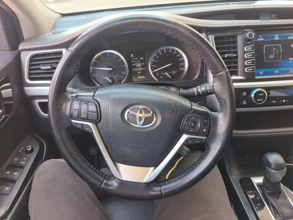Toyota Highlander — фото 11