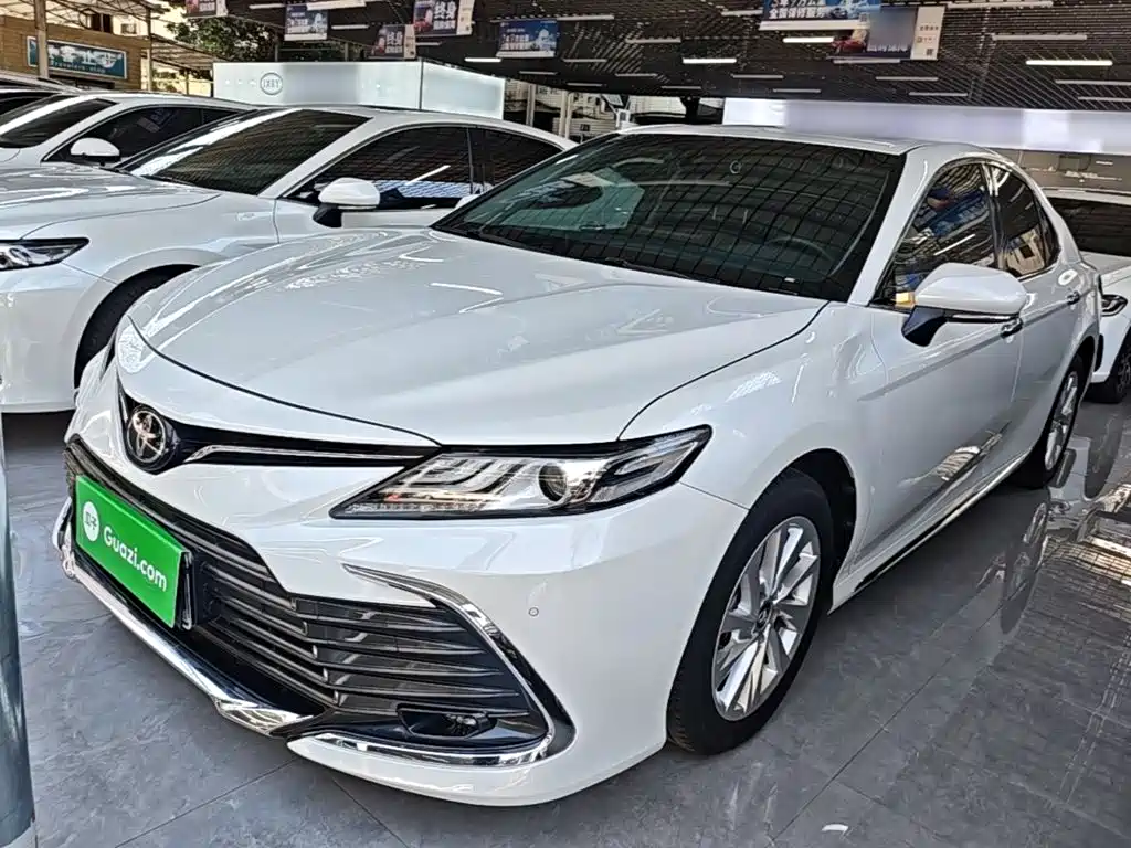 Toyota Camry — фото 2