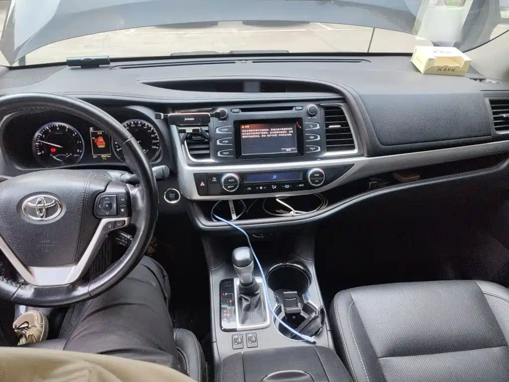 Toyota Highlander — фото 10