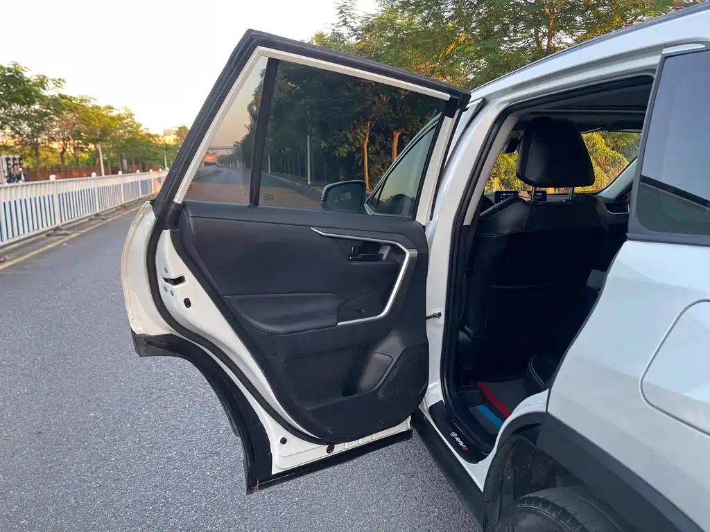 Toyota RAV4 — фото 29