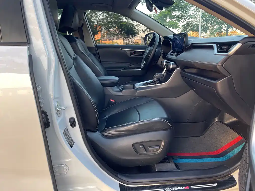 Toyota RAV4 — фото 10