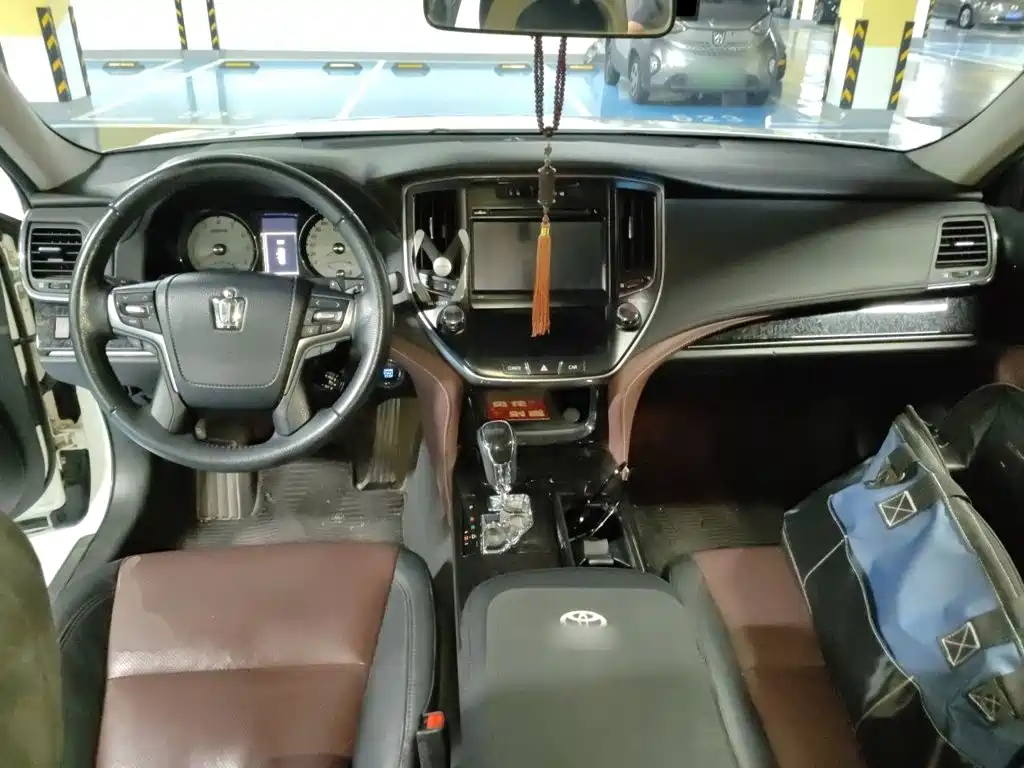 Toyota Crown — фото 10