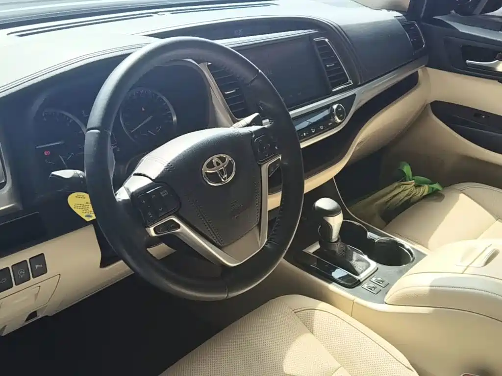 Toyota Highlander — фото 10