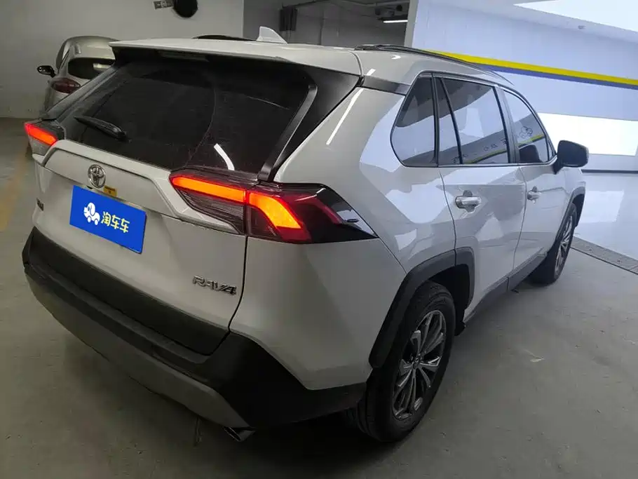 Toyota RAV4 — фото 3