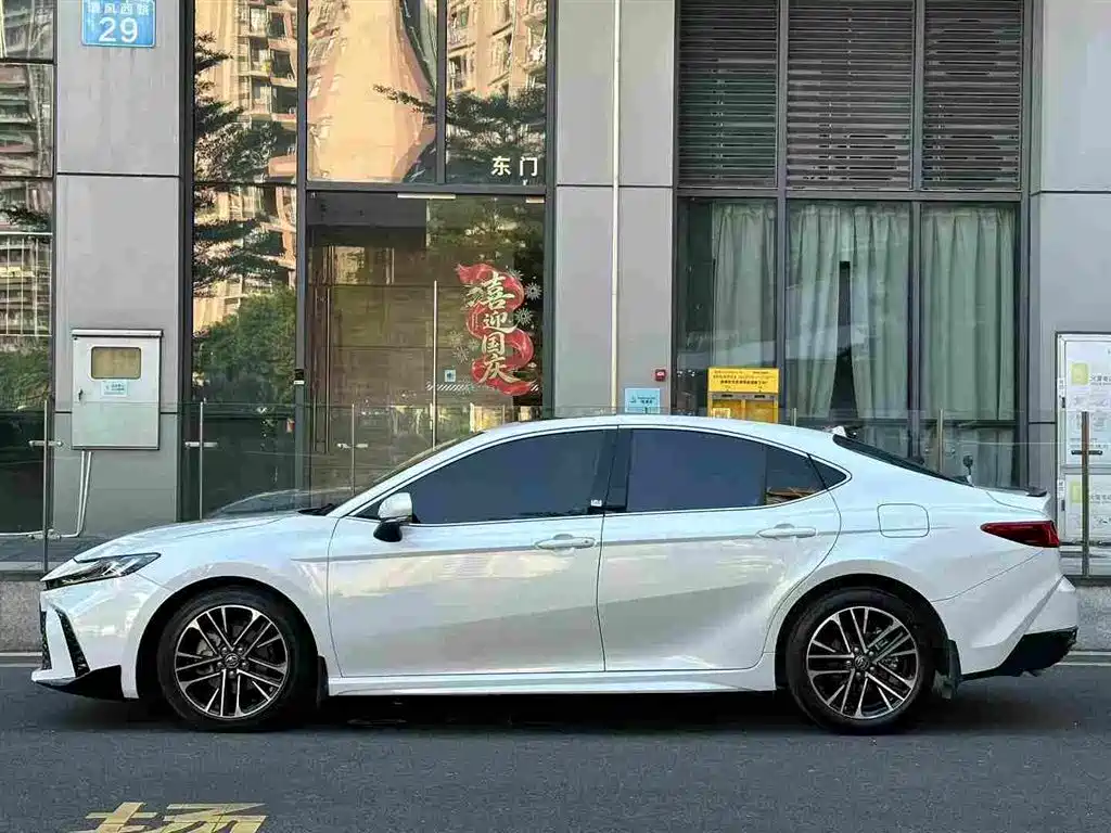 Toyota Camry — фото 2