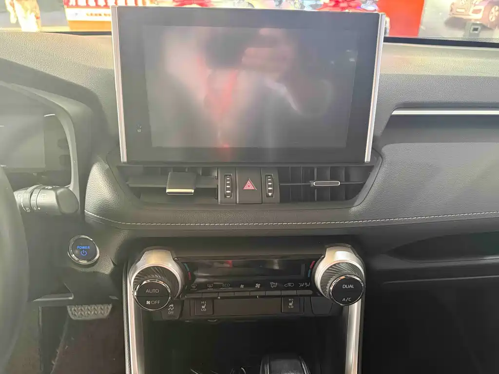 Toyota RAV4 — фото 11
