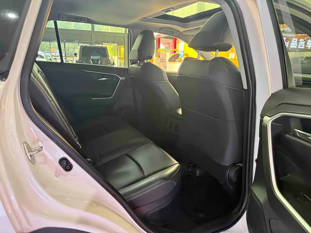 Toyota RAV4 — фото 14