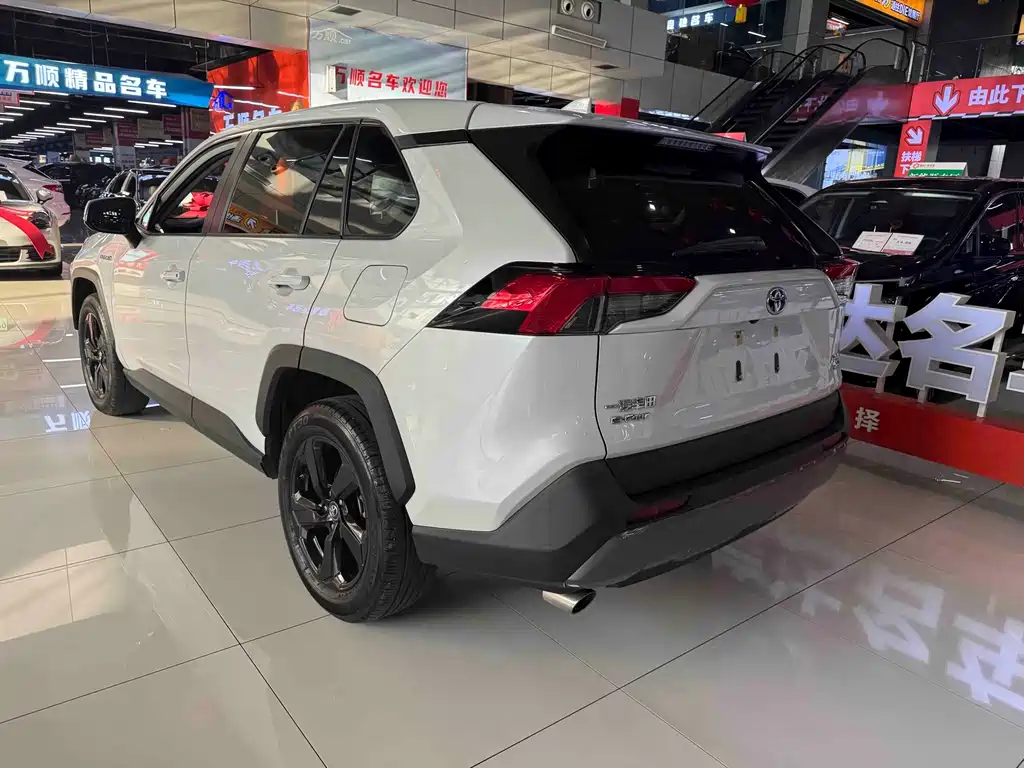 Toyota RAV4 — фото 18