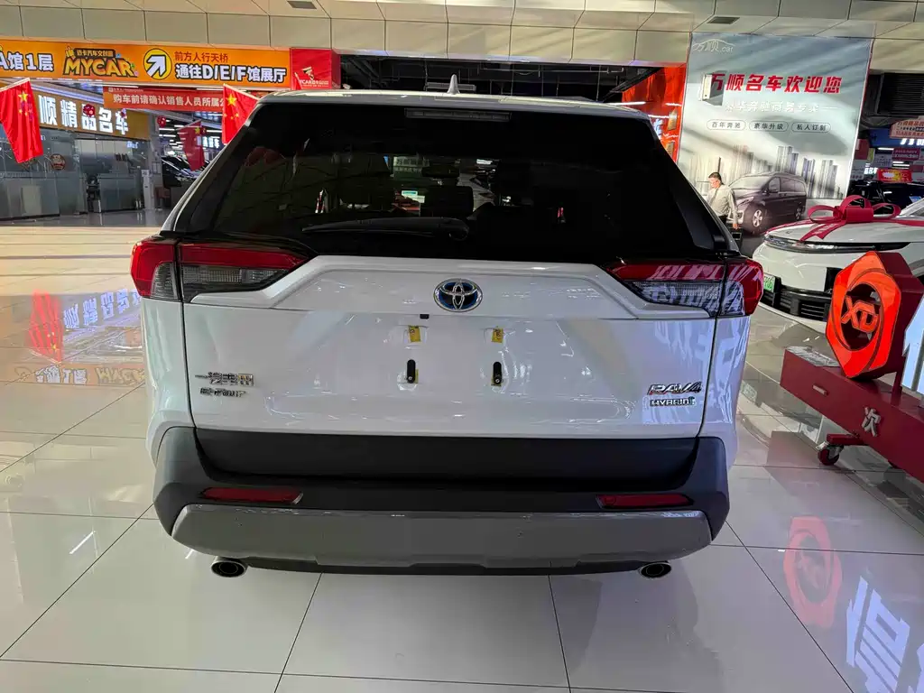 Toyota RAV4 — фото 19