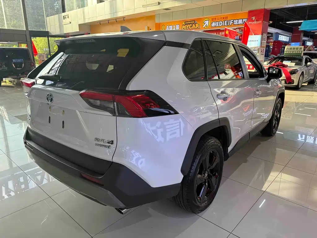 Toyota RAV4 — фото 20