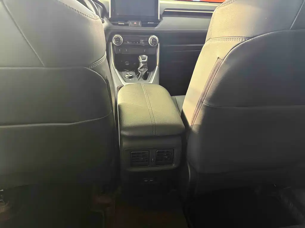 Toyota RAV4 — фото 10
