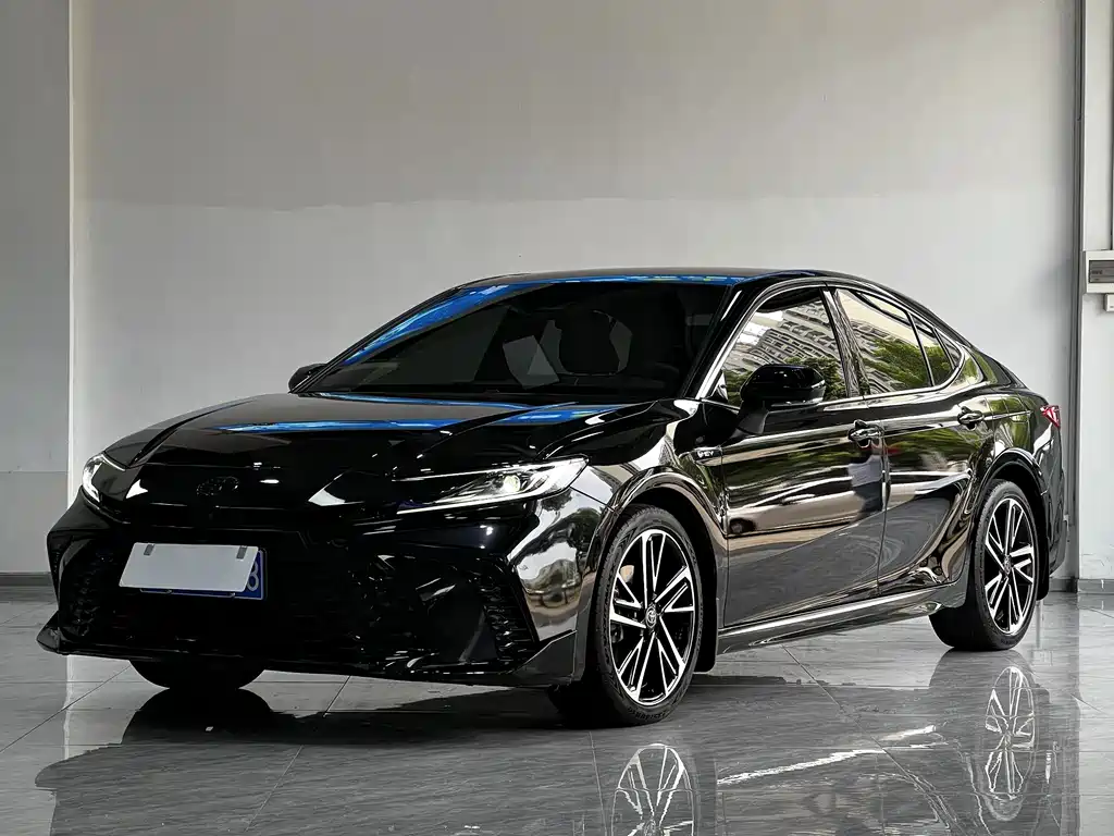 Toyota Camry — фото 1
