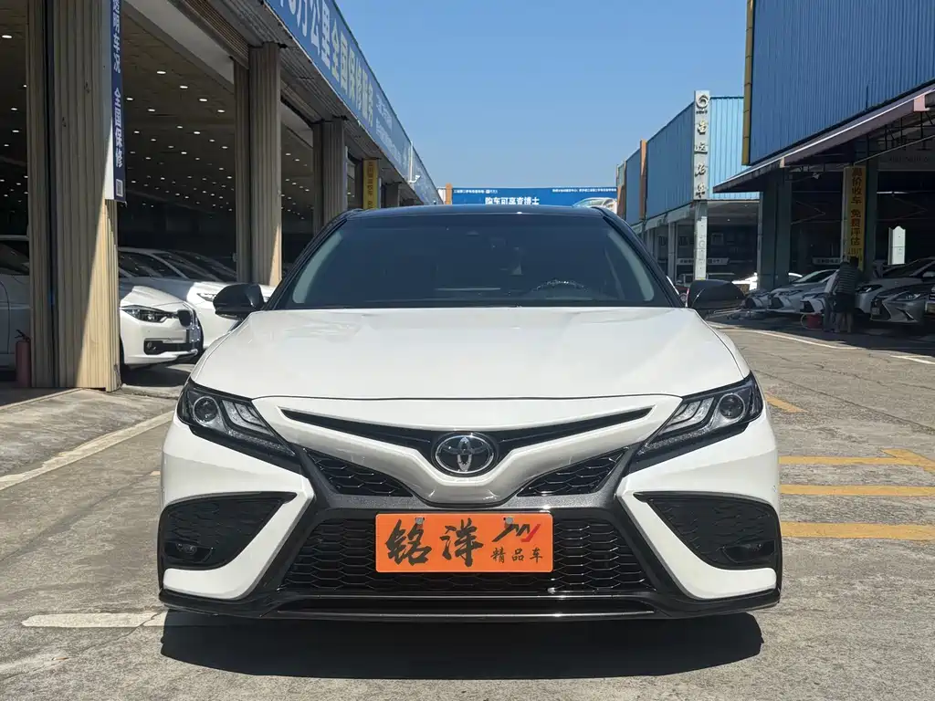 Toyota Camry — фото 2