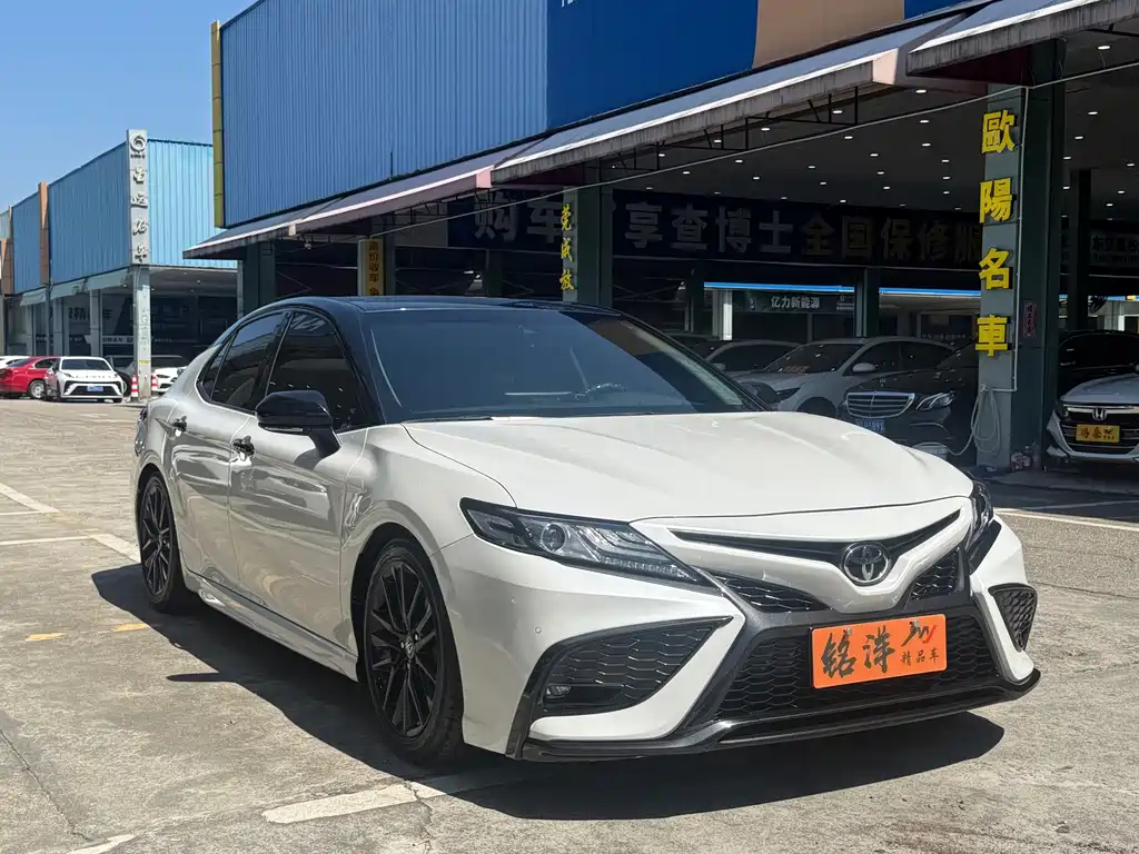 Toyota Camry — фото 3