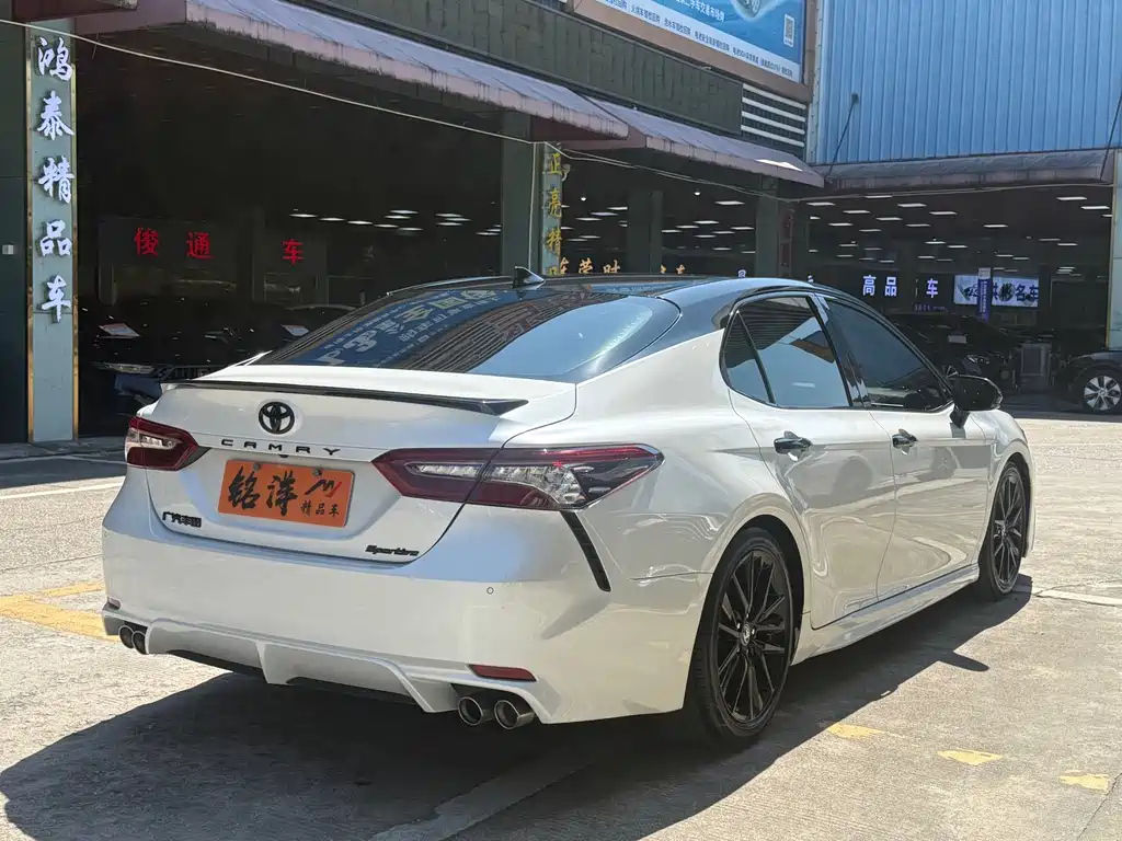 Toyota Camry — фото 5