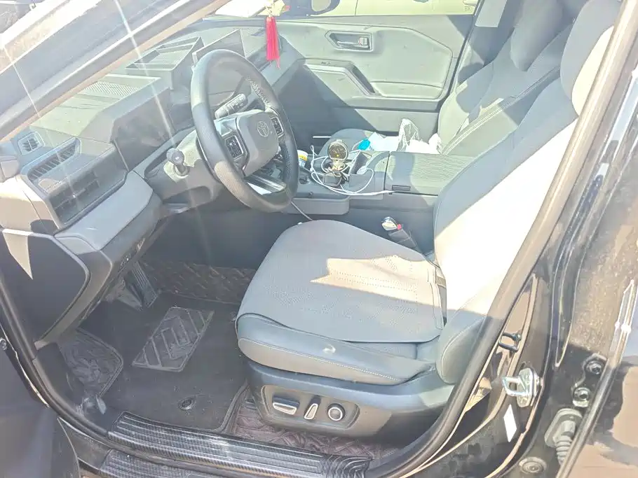 Toyota RAV4 — фото 9