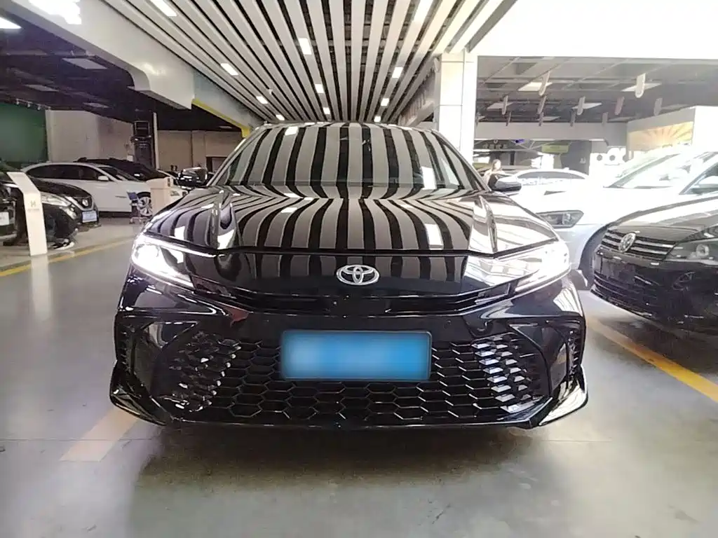 Toyota Camry — фото 3
