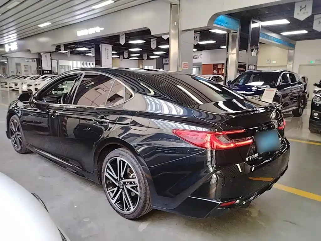 Toyota Camry — фото 5