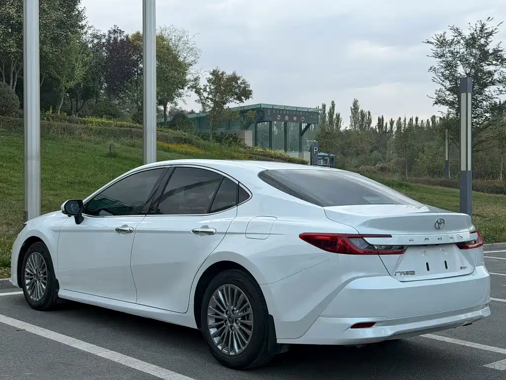 Toyota Camry — фото 9