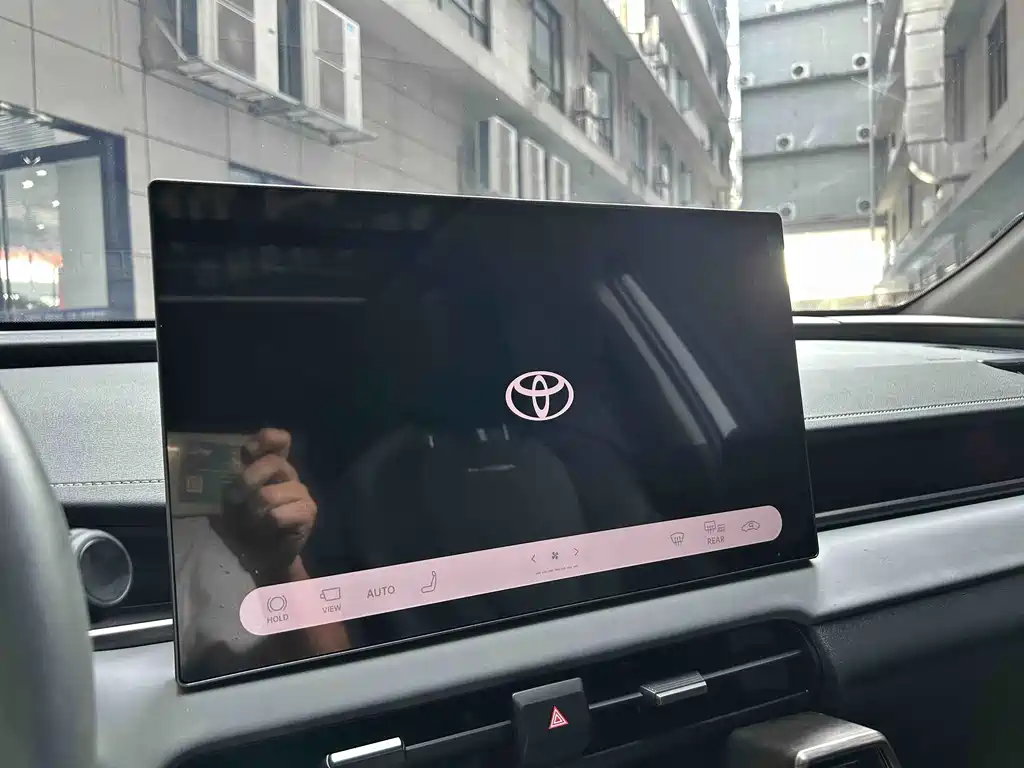 Toyota RAV4 — фото 3