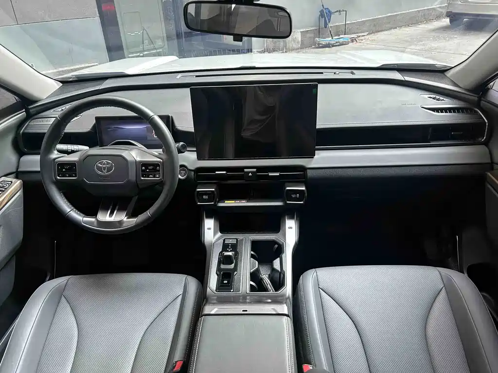 Toyota RAV4 — фото 7