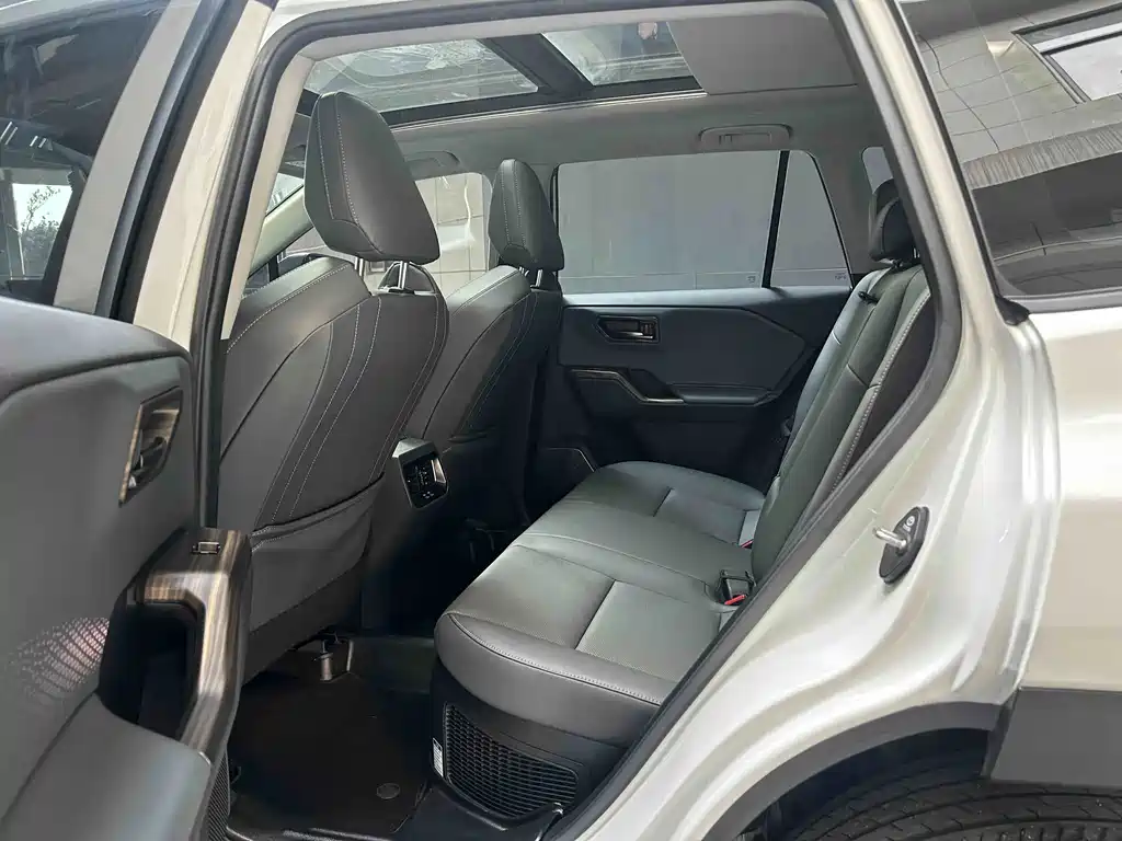 Toyota RAV4 — фото 9