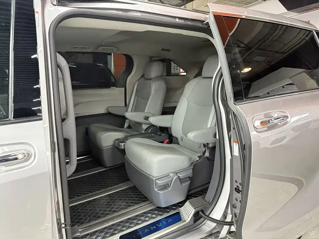 Toyota Granvia — фото 6