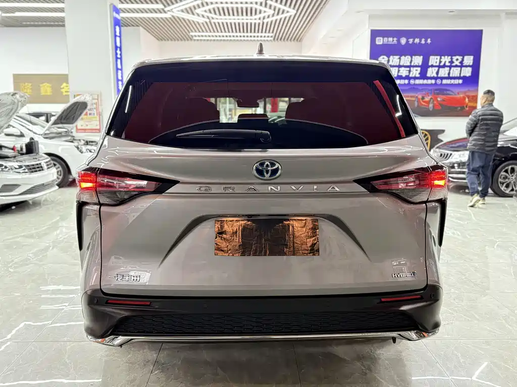 Toyota Granvia — фото 8