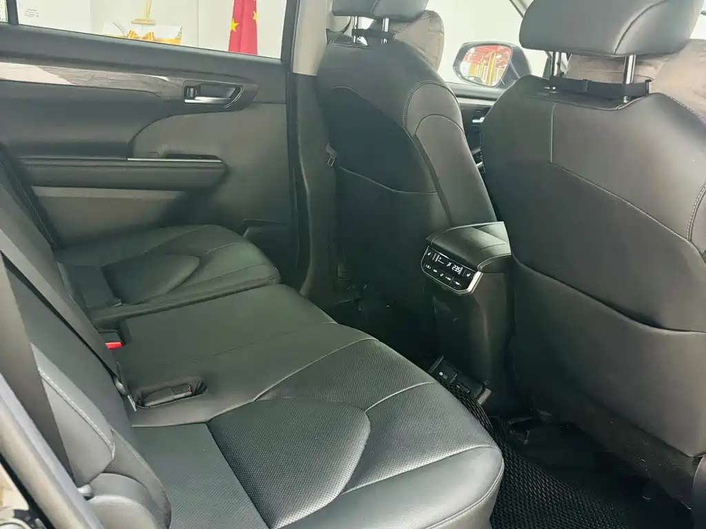 Toyota Highlander — фото 11